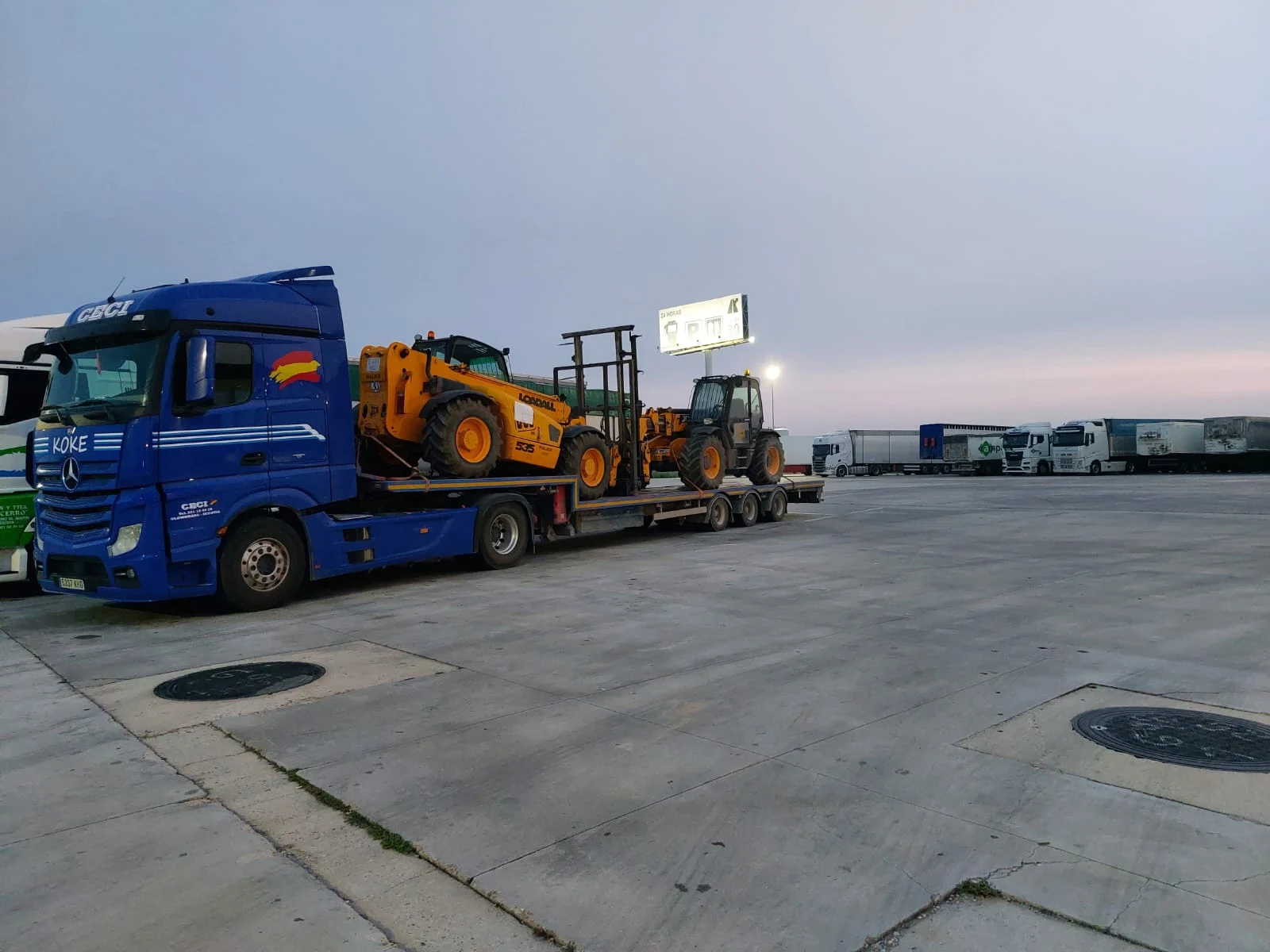 WhatsApp Image 2026-02-20 at 07.55.40 (3) camión transportando tractores